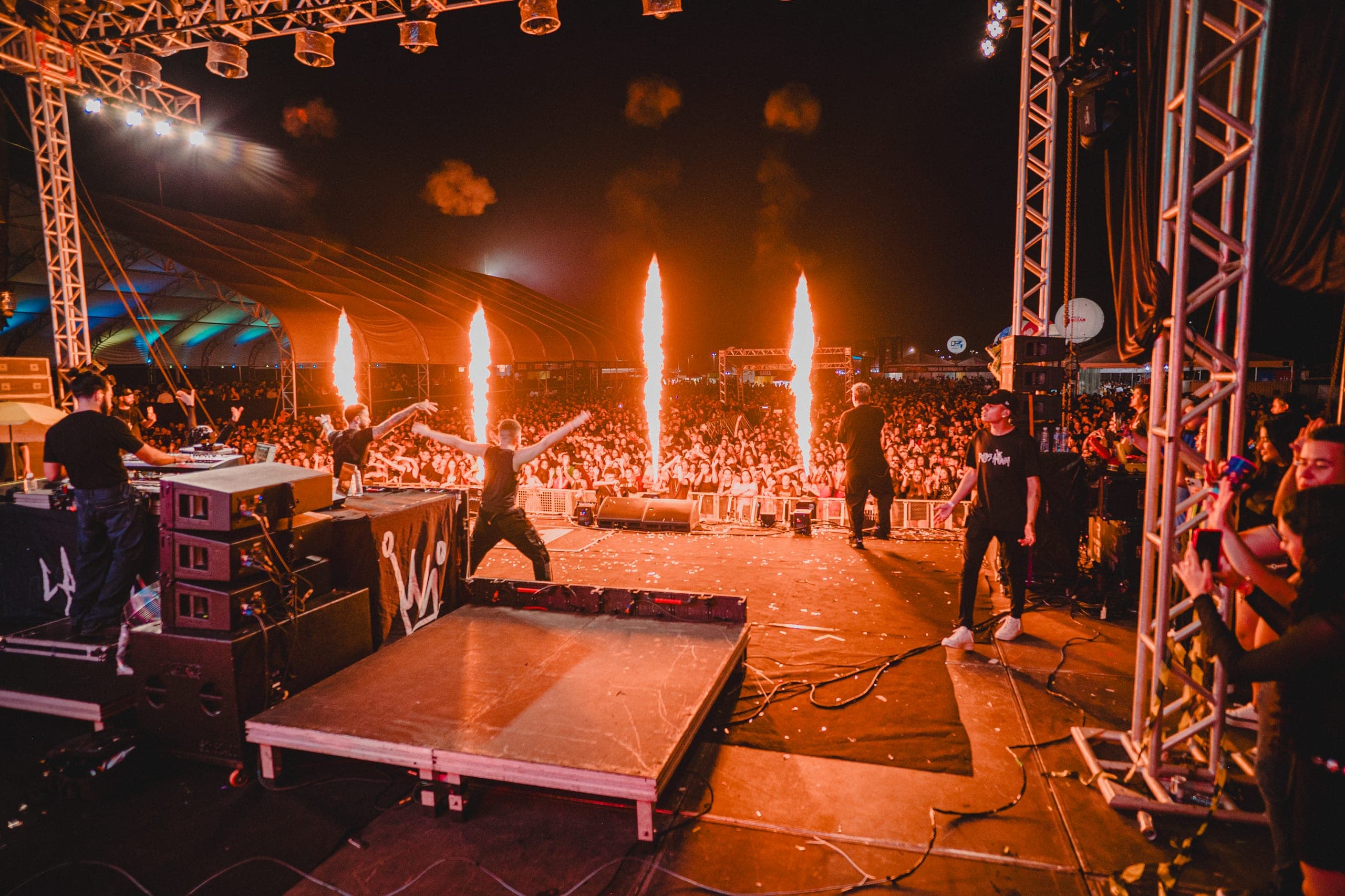 DJ com máquinas de fogo no palco