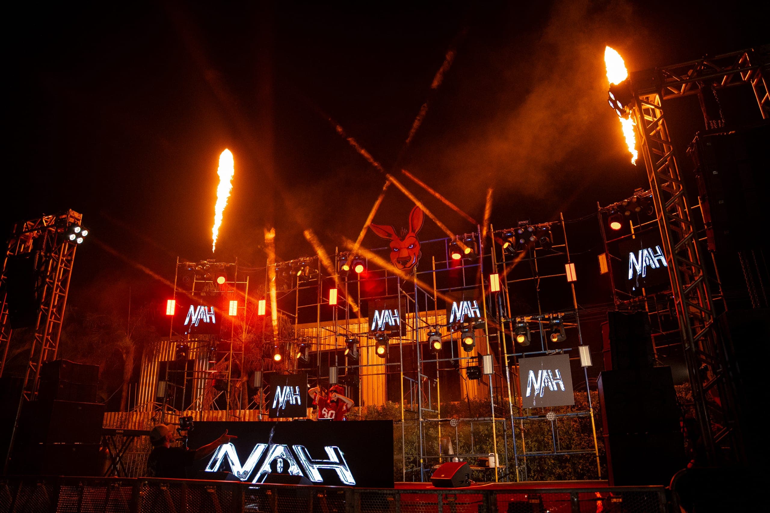 Show com painéis de LED e efeitos de fumaça